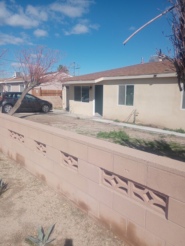 1551 Riverside Dr in Barstow, CA - Building Photo - Building Photo
