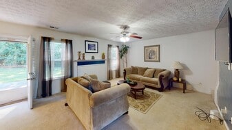 620 Blueangel Dr in College Park, GA - Building Photo