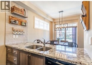 10 Dodman Cres in Hamilton, ON - Building Photo - Building Photo