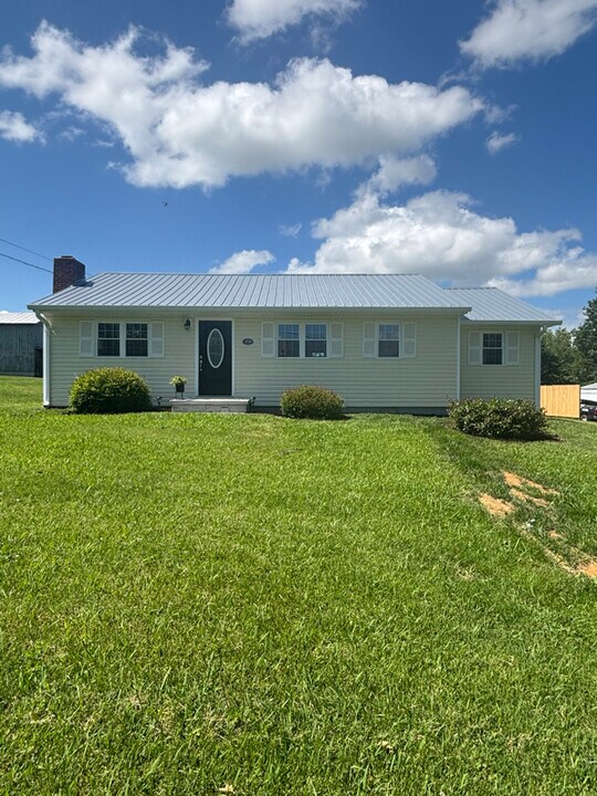 2160 Whirlwind Rd in Greeneville, TN - Building Photo