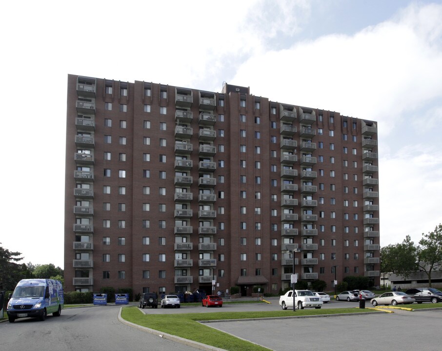 Rockcliffe on the Park in Mississauga, ON - Building Photo