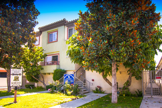 Courtyard Townhomes in Van Nuys, CA - Building Photo - Building Photo