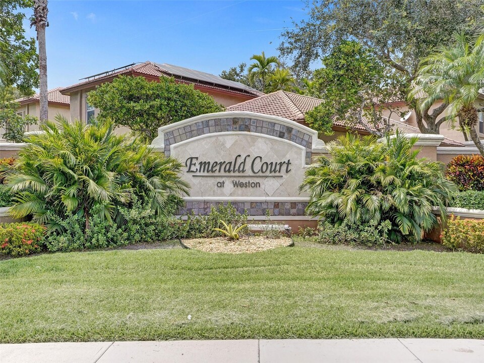 16007 Emerald Cove Rd in Weston, FL - Building Photo