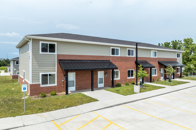 Tallgrass Townhomes in De Witt, IA - Foto de edificio - Building Photo