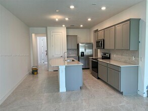 6121 Rancho Ln in Greenacres, FL - Foto de edificio - Building Photo