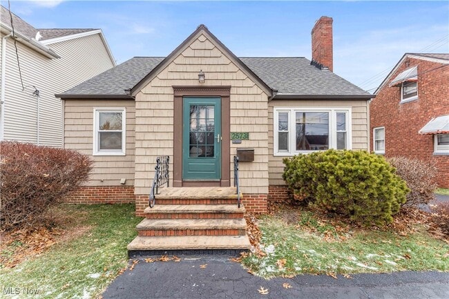 property at 25731 Farringdon Ave