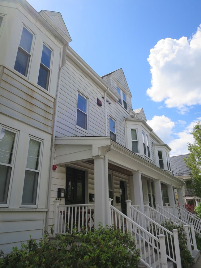 18 Park Ave, Unit 1 in Somerville, MA - Foto de edificio - Building Photo