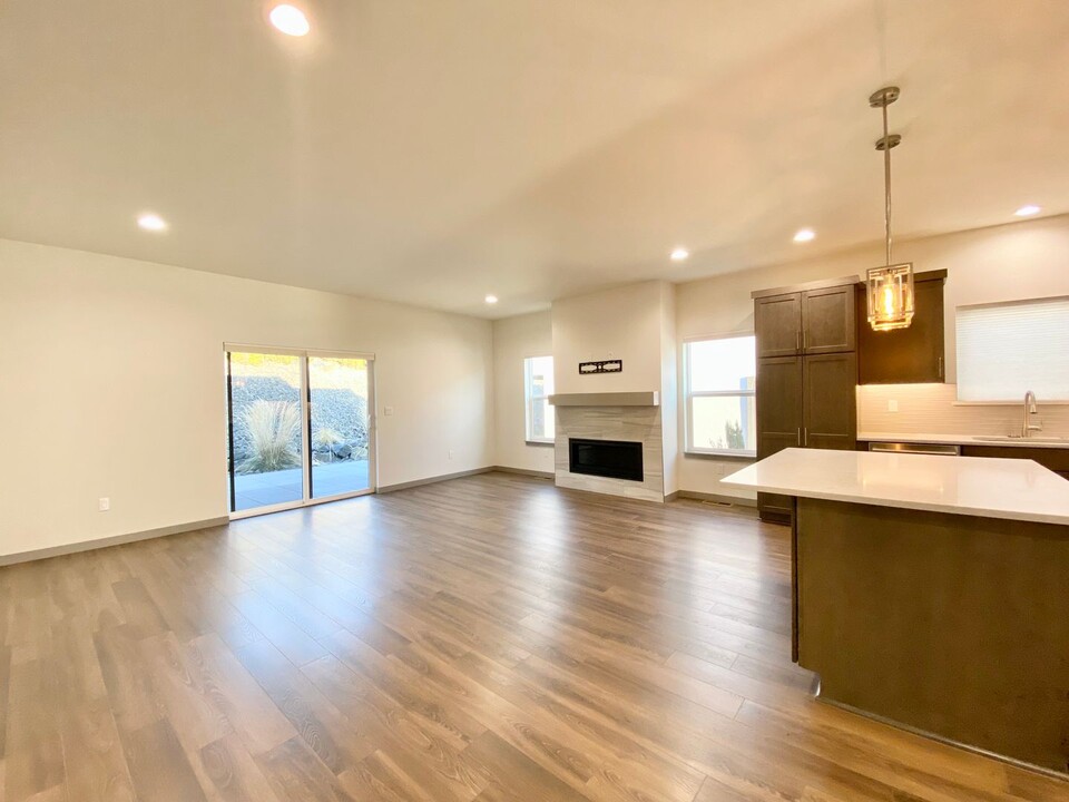 4409 Tayhill Wy in Yakima, WA - Foto de edificio