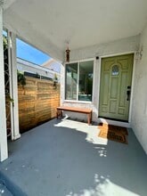 915 Indiana Ave in Venice, CA - Foto de edificio - Building Photo
