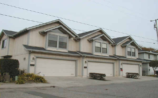 555-559 Willow Ave in Half Moon Bay, CA - Building Photo - Building Photo