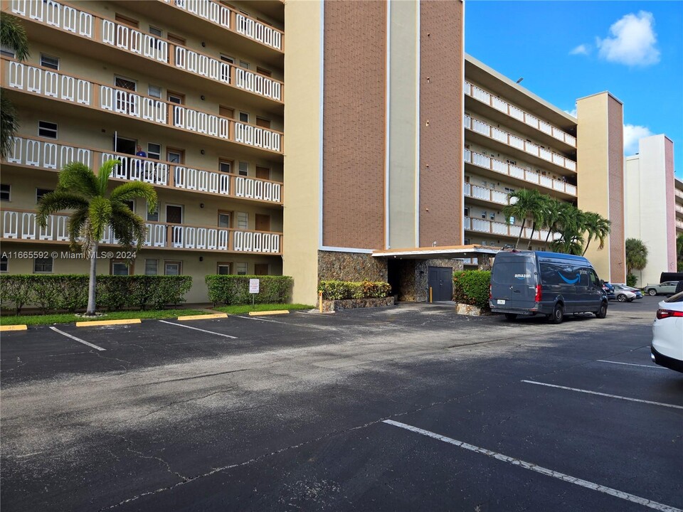 900 NE 12th Ave in Hallandale Beach, FL - Building Photo