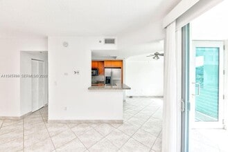 110 Washington Ave in Miami Beach, FL - Building Photo - Building Photo