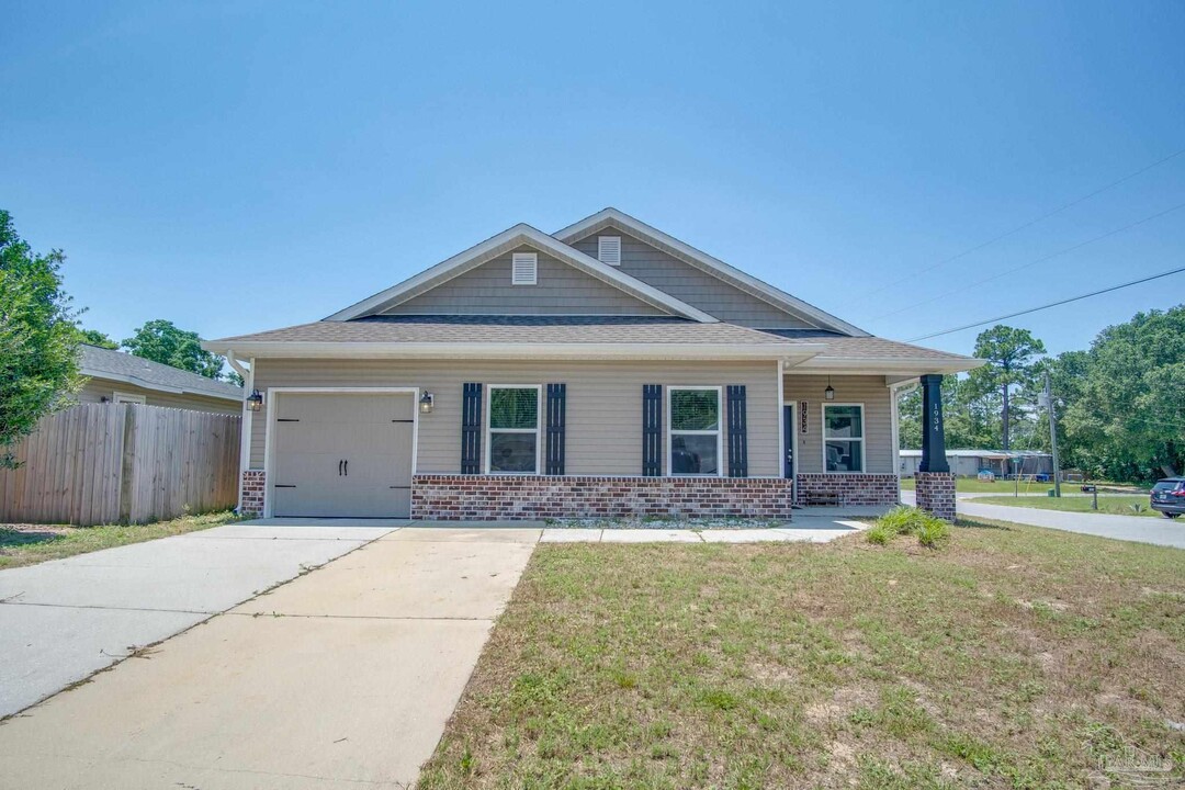 1934 Diplomat St in Gulf Breeze, FL - Building Photo