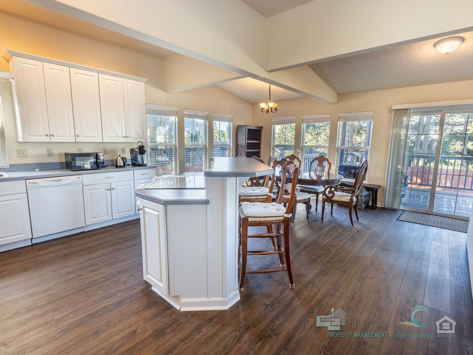 416 N Downing St in Seaside, OR - Building Photo
