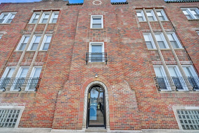 345-351 E. 81st. in Chicago, IL - Foto de edificio - Building Photo