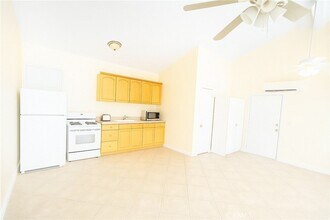 21024 Hemmingway St in Los Angeles, CA - Building Photo - Building Photo