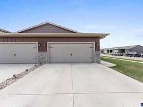 9625 W Broek Dr in Sioux Falls, SD - Building Photo - Building Photo