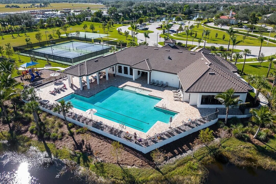 14151 Oviedo Pl in Tice, FL - Building Photo