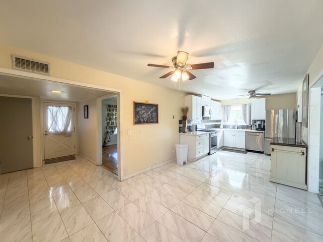 1094 Manzanita Ave in Chico, CA - Building Photo - Building Photo