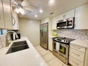 5285 E Waverly Dr in Palm Springs, CA - Building Photo - Building Photo