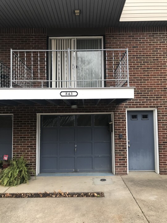 738 Washington Ave, Unit 847 Capitol Dr in Carnegie, PA - Building Photo