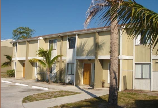 Las Palmas Apartments in Fort Pierce, FL - Building Photo