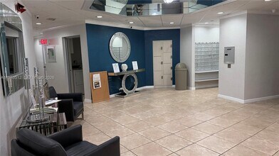 1200 St Charles Pl in Pembroke Pines, FL - Foto de edificio - Building Photo