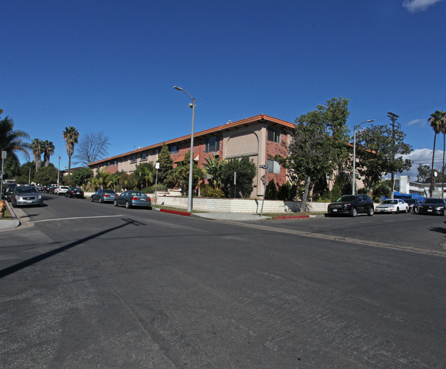 4305 Gateway Ave in Los Angeles, CA - Building Photo