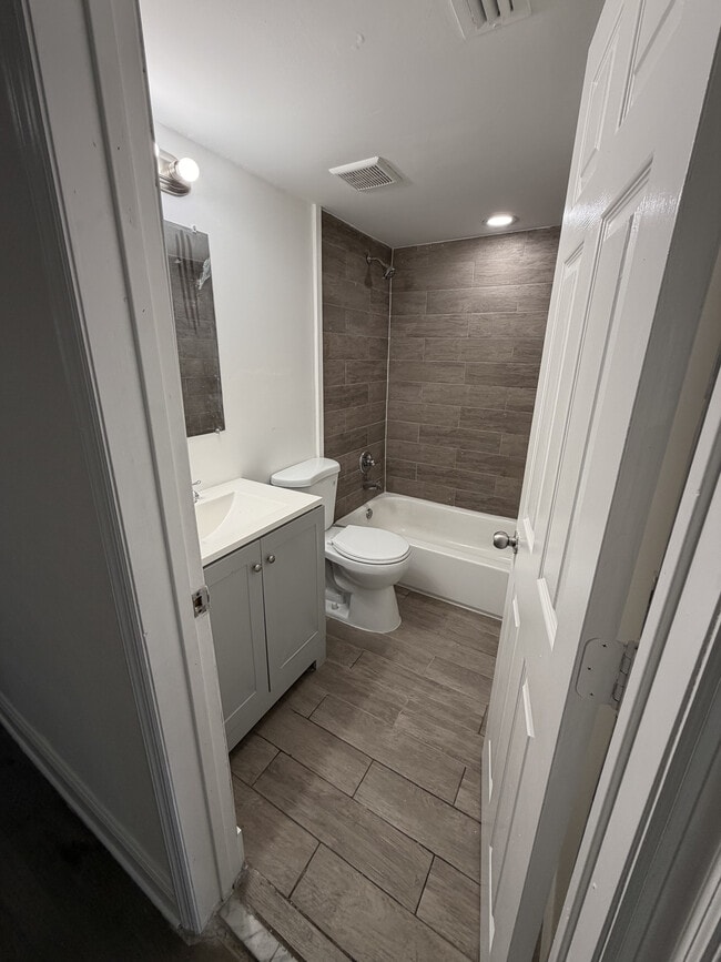 Olas Azules in North Miami Beach, FL - Foto de edificio - Building Photo