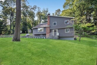 28 Dirubbo Dr in Cortlandt, NY - Building Photo - Building Photo
