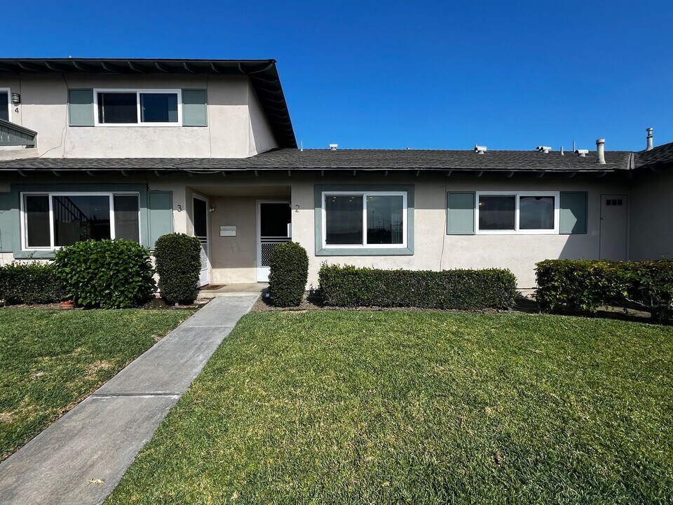 16581 Sabot Ln in Huntington Beach, CA - Building Photo