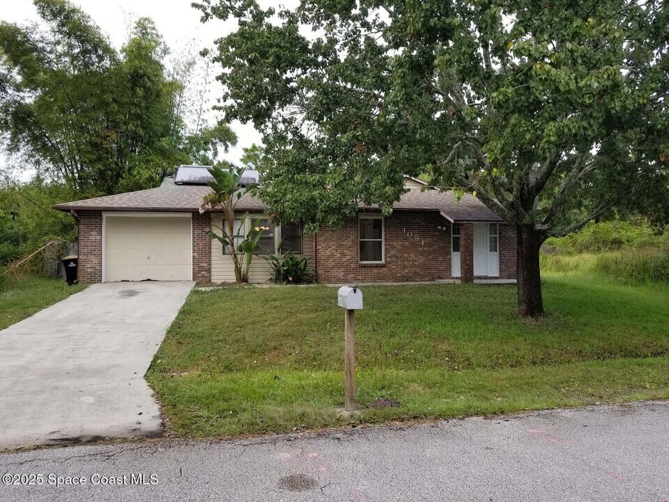 1081 Ivanhoe St NW in Palm Bay, FL - Foto de edificio