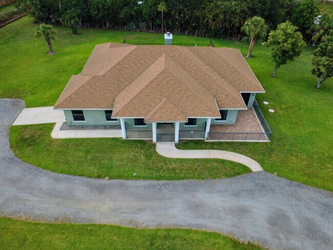 6651 Seminole Pratt Whitney Rd in The Acreage, FL - Foto de edificio - Building Photo