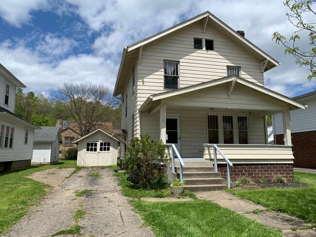 296 E State St in Athens, OH - Foto de edificio - Building Photo