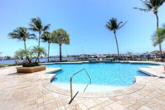 110 Yacht Club Way in Hypoluxo, FL - Foto de edificio - Building Photo