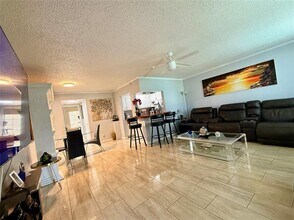 355 Oakridge T in Deerfield Beach, FL - Foto de edificio - Building Photo
