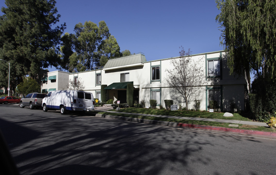 Collins Apartments in Tarzana, CA - Building Photo