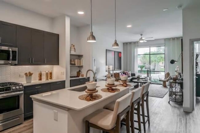 880 W 34th St in Houston, TX - Building Photo - Building Photo