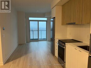 50 Upper Mall Wy in Vaughan, ON - Building Photo - Building Photo