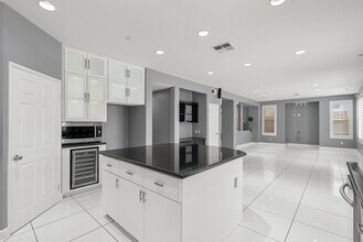 16001 Filbert St in Los Angeles, CA - Foto de edificio - Building Photo