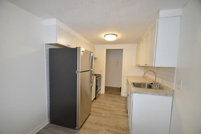 1077 East Ave in Rochester, NY - Foto de edificio - Building Photo