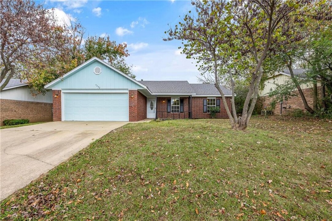 4292 W Beaver Ln in Fayetteville, AR - Building Photo