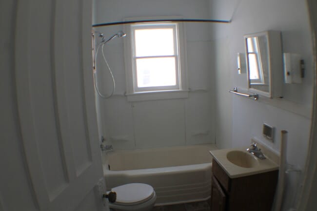 187 Bleecker St, Unit Apt 1 in Gloversville, NY - Foto de edificio - Building Photo