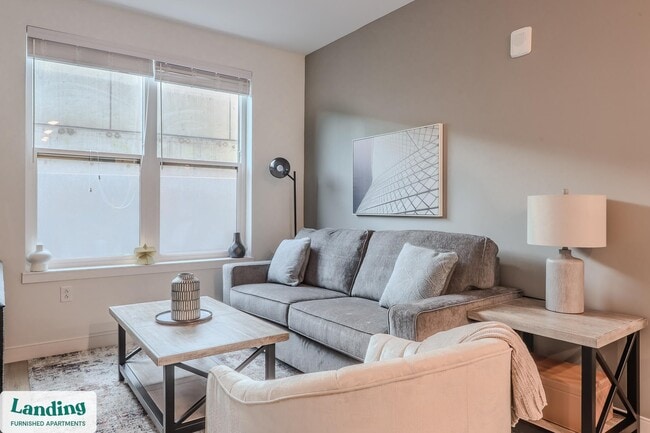 210 E Green St in Ithaca, NY - Foto de edificio - Building Photo