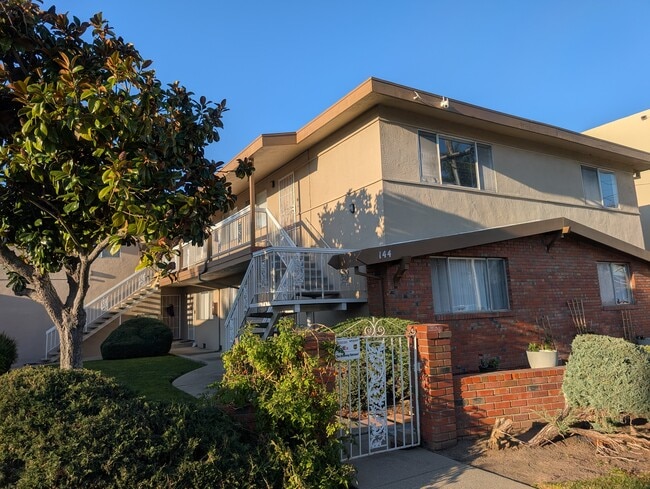 Belleview Apartments in San Leandro, CA - Foto de edificio - Building Photo
