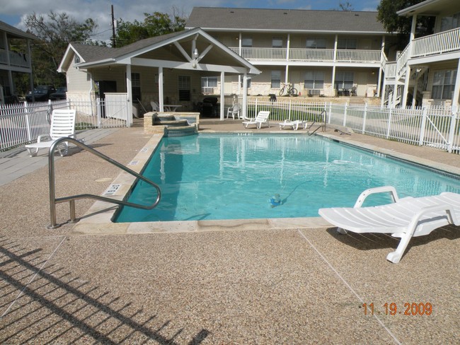 Post Oak Villas Apartments in San Marcos, TX - Foto de edificio - Building Photo