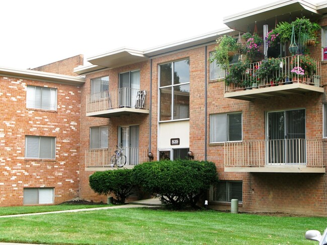 International Apartments in Herndon, VA - Foto de edificio - Building Photo