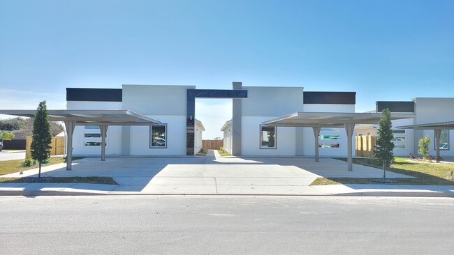 803 W Smith Dr, Unit 3 in Pharr, TX - Foto de edificio - Building Photo