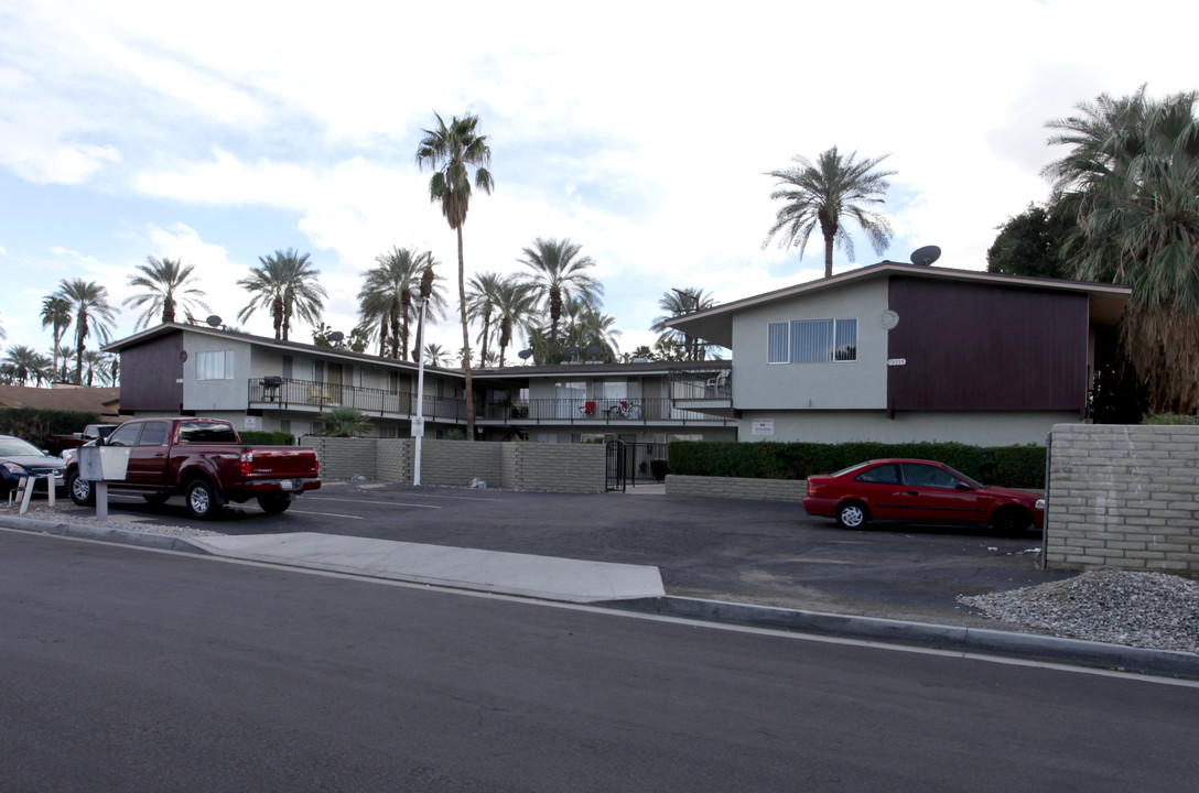 73355 Guadalupe Ave in Palm Desert, CA - Foto de edificio