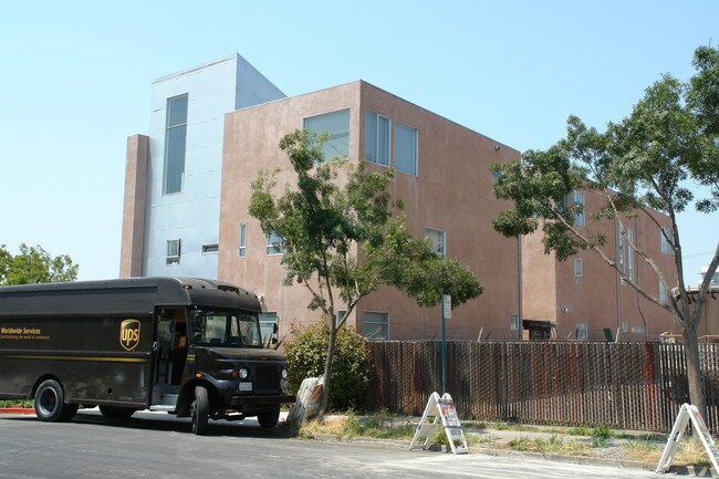 6450-6490 Doyle St in Emeryville, CA - Building Photo - Building Photo
